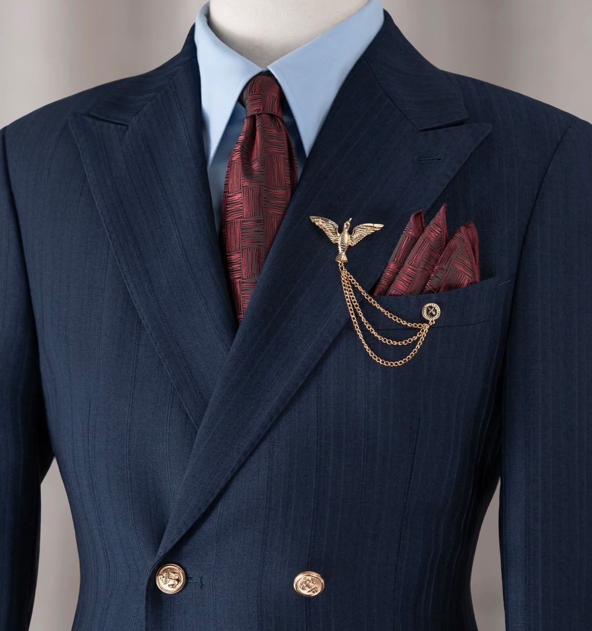 Peak lapels and double-breasted fastening on the navy suit